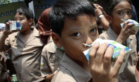 Anak minum susu