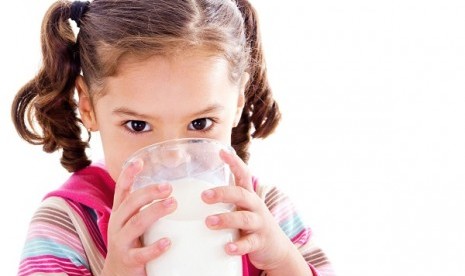 Anak minum susu. Berdasarkan hasil observasi, anak yang minum susu murni lebih tak berisiko obesitas dibandingkan anak yang mengonsumsi susu rendah lemak.