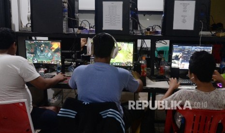 Anak muda bermain game online di rental game online di Jakarta Selatan, Senin (25/4) malam.