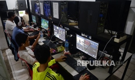 Anak muda bermain game online di rental game online di Jakarta Selatan, Senin (25/4) malam.