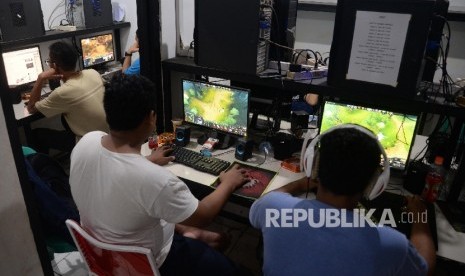 Anak muda bermain game online di rental game online di Jakarta Selatan, Senin (25/4) malam.