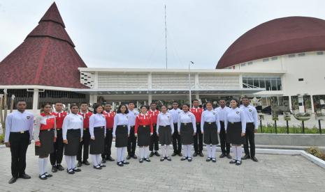 Anak muda yang tergabung dalam Papua Muda Inspiratif (PMI) tengah mempersiapkan penampilan terbaik untuk acara peresmian gedung Papua Youth Creative Hub (PYCH) di Jayapura, Papua. Gedung yang telah rampung dibangun itu rencananya akan diresmikan Presiden Jokowi dalam waktu dekat.