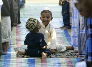 Anak Muslim Sri Lanka bermain ketika orang tua mereka sholat Idul Fitri di Kolombo, Sri Lanka.