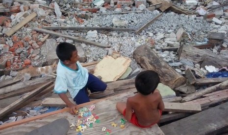 Anak nelayan Pasar Ikan, Penjaringan, Jakarta Utara, Fahmi dan Iki berkhayal Hancurkan rumahnya Gubernur DKI Basuki Tjatjah Purnama atau Ahok, Selasa (19/4).