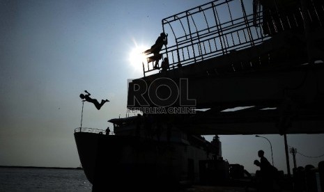 Anak pengumpul koin berjalan di Jalur Pejalan kaki pada dermaga 5 di Pelabuhan Merak, Banten, Jumat (29/5).   (Republika/Tahta Aidilla)