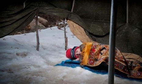 Anak pengungsi Suriah tidur hanya beralaskan sajadah