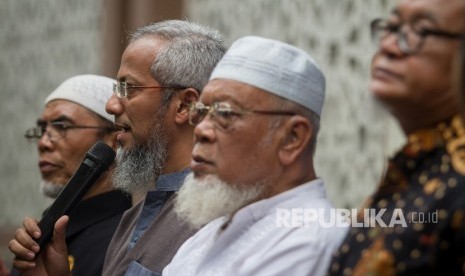 Anak pertama Abu Bakar Baasyir, Muhammad Rosyid Baasyir (kedua kiri) memberikan keterangan saat konferensi pers Penyambutan Ustaz Abu Bakar Baasyir di komplek Pondok Pesantren Al Mukmin, Ngruki, Sukoharjo, Jawa Tengah, Rabu (23/1/2019).