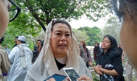 Anak Presiden ke-4 Republik Indonesia sekaligus Direktur Wahid Foundation, Yenny Wahid usai menghdiri pemakaman Ani Yudhoyono di Taman Makam Pahlawan Kalibata, Jakarta Selatan, Ahad (2/6).