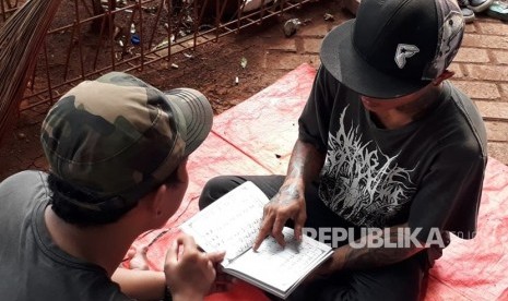 Anak punk dan anak jalanan belajar membaca buku Iqra bersama komunitas tasawuf underground di kolong jembatan depan Stasiun Tebet, Jakarta Selatan.