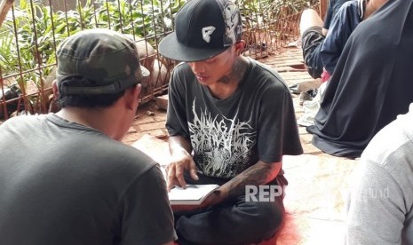 Anak punk dan anak jalanan belajar membaca buku Iqra bersama komunitas tasawuf underground di kolong jembatan depan Stasiun Tebet, Jakarta Selatan.