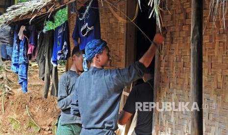 Anak remaja Baduy Luar membawa sawed atau daun rotan di Desa Kanekes, Lebak, Banten. Destinasi wisata adat masyarakat Baduy di pedalaman Kabupaten Lebak ditutup sementara. Ilustrasi.