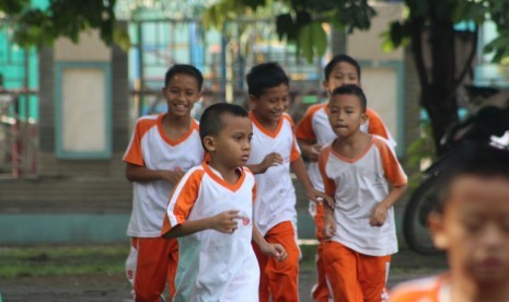 Anak SD Juara Melong lakukan tes kebugaran.