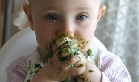 Anak sedang makan.