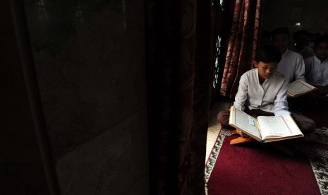 Anak sedang melakukan doa bersama di Masjid Sunda Kelapa, Jakarta, Ahad (23/2).