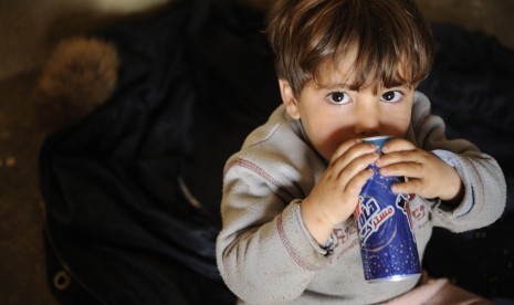 Anak sedang minum