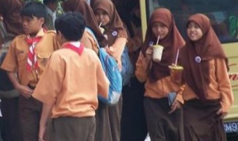 Kemenag Minta SKB Tetap Dijalankan. Foto:  Anak sekolah berjilbab