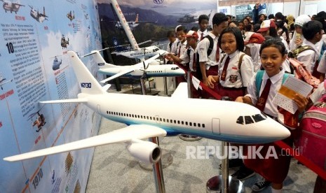 Anak sekolah mengamati replika pesawat terbang dalam acara BEKRAF Habibie Festival 2017 di JIExpo Kemayoran, Jakarta, Senin (7/8).