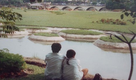 Anak Sekolah sedang Pacaran di Pinggir sungai (ilustrasi).