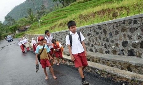 Anak sekolah tengah berjalan kaki.