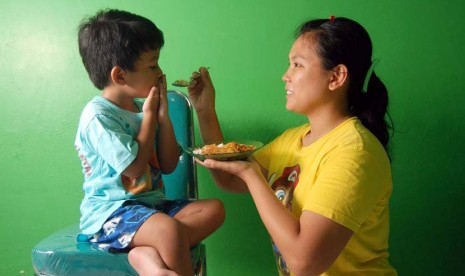 Orang tua harus mencari tahu penyebabnya apa dulu, apakah anak picky eater karena tidak terbiasa dengan makanan yang beraneka ragam. 