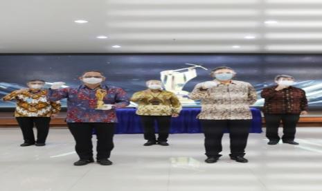 Anak usaha PT J Resources Asia Pasifik, Tbk, PT J Resources Bolaang Mongondow, meraih penghargaan trophy dari Ditjen Minerba Kementerian ESDM.