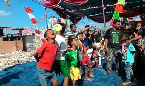 Anak warga Kampung Akurium lomba makan kerupuk 