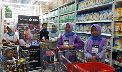 Anak yatim berbelanja bersama melalui program Belanja Bareng Yatim.