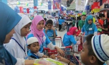 Anak yatim-dhuafa tengah berbelanja.