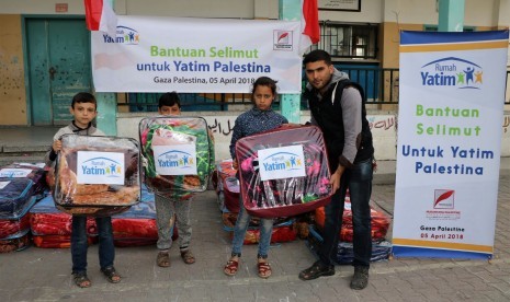 Anak yatim Palestina tampak bahagia menerima bantuan dari Rumah Yatim, pekan lalu.