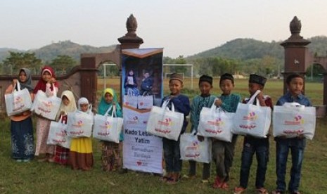 Anak yatim penerima kado lebaran.