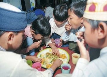 Anak-anak berlatih puasa dan berbuka bersama (Ilustrasi)