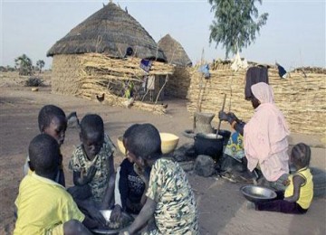 Anak-anak di Niamey, Niger harus makan pagi bersama berbagi dalam satu piring.