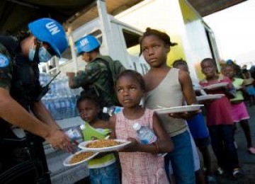 anak-anak Haiti mengantri makanan