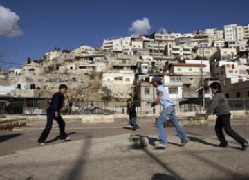 Anak-anak palestina bermain bola di dekat permukiman Yahudi di Yerusalem Timur.