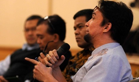 Analyst Islamic Economy and founder of Karim Business Consulting (KBC) Adiwarman A Karim (right) explains during the Outlook of Islamic Economy launch in Jakarta on Monday.    