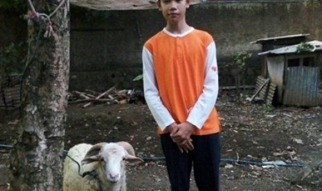 Ananda Evril Rizki kumpulkan uang selama dua tahun untuk membeli kambing qurban.