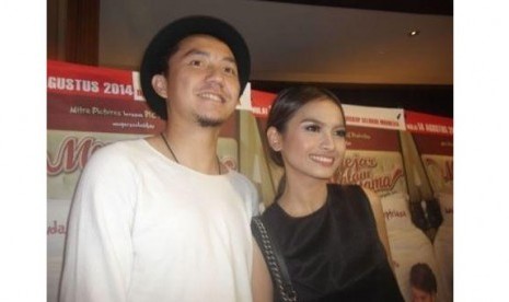 Ananda Omesh (kiri) dan Acha Septriasa (kanan) usai pemutaran perdana film 'Mengejar Malam Pertama'