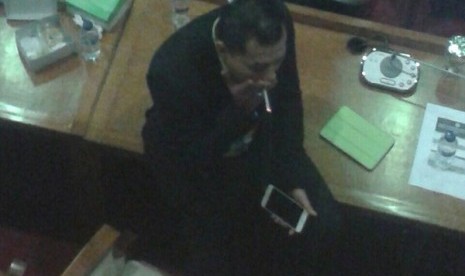 Anang Hermansyah tertangkap kamera sedang merokok di dalam ruang sidang