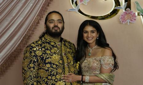 Anant Ambani (kiri) dan Radhika Merchant (kanan). Acara pernikahan keduanya dilengkapi berbagai arsitektur megah.