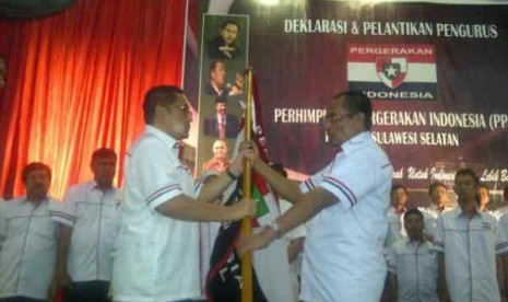 Anas Urbaningrum menyerahkan bendera PPI kepada ketua PPI Sulsel, Aminuddin Syam