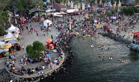 Ancol beach is full of visitors during Eid al Fitr holiday on Friday. (file photo)