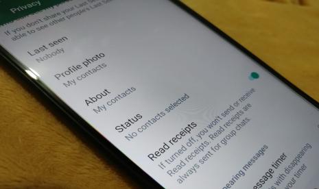 Anda bisa menyembunyikan status online aplikasi Whatsapp dengan mengatur Privasi. Fitur resminya baru akan tersedia beberapa waktu lagi.