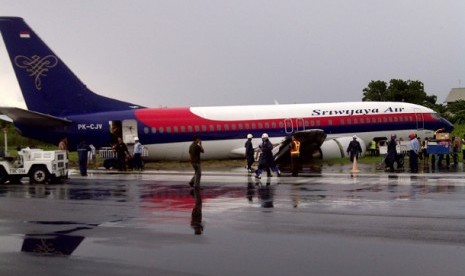 ANDARA SUPADIO DITUTUP. Sejumlah petugas Bandara Supadio berada di sekitar pesawat Sriwijaya Air jurusan Jakarta-Pontianak yang tergelincir di landasan Bandara Supadio, Kabupaten Kubu Raya, Kalbar, Jumat (1/6)