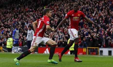 Ander Herrera merayakan gol kedua MU saat menaklukkan Chelsea di laga big match Liga Primer Inggris, Ahad (16/2).