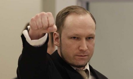 Anders Behring Breivik saat masuk ke ruang pengadilan di Oslo, Norwegia, Selasa (17/4).