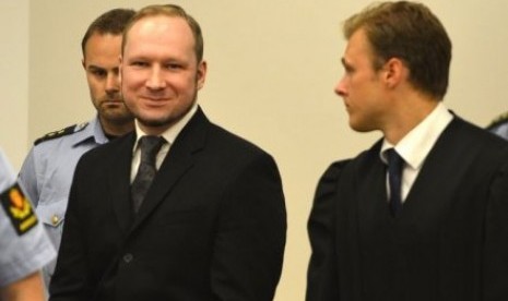 Anders Behring Breivik (tengah)