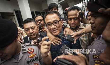 Andi Arief.  Mantan Wasekjen Partai Demokrat Andi Arief (tengah) bergegas saat akan menjalani proses rehabilitasi di Kantor Badan Narkotika Nasional (BNN), Cawang, Jakarta, Rabu (6/3/2019). 