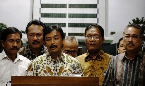 Andi Mallarangeng Mengundurkan Diri: Menteri Pemuda dan Olahraga Andi Alifian Mallarangeng (tengah) memberikan keterangan kepada wartawan terkait pengunduran dirinya sebagai Menpora di kantor kementerian Pemuda dan olahraga di Jakarta, Jumat (7/12).