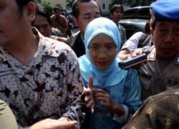 Andi Nurpati (tengah) memenuhi panggilan Bareskrim Polri di Mabes Polri, Jakarta Selatan, Jumat (15/7). 