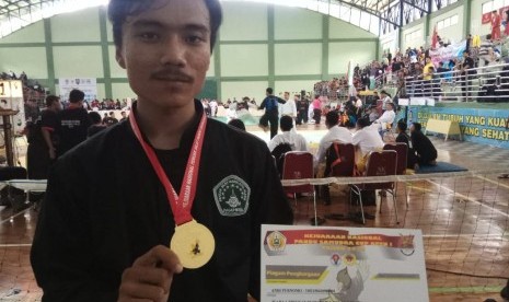 Andi Purnomo, mahasiswa UBSI Purwokerto berhasil meraih medali emas.